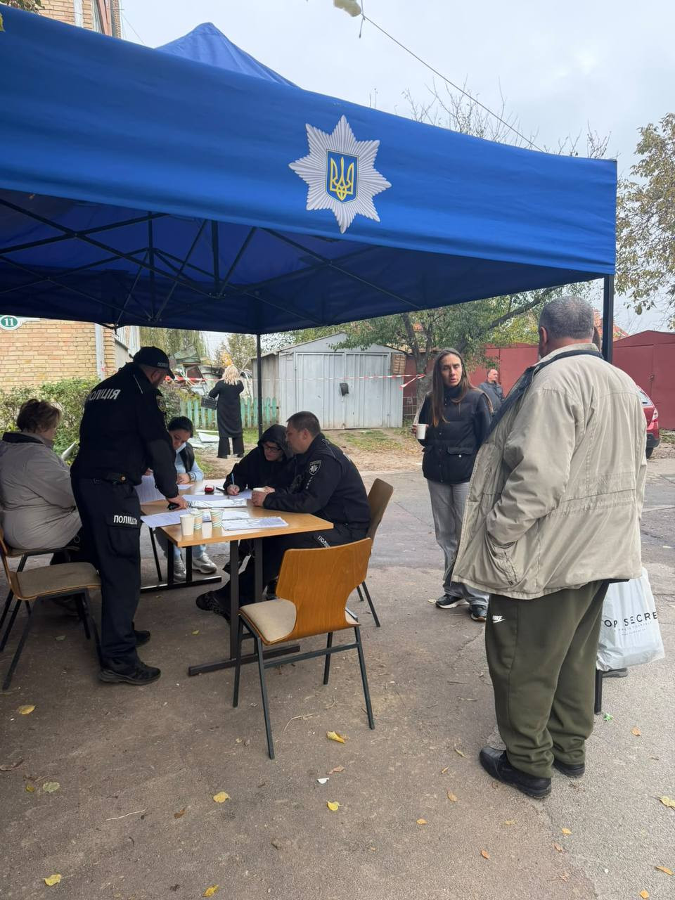 Понад 100 вибитих вікон та спалені авто: Борщагівська громада ліквідовує наслідки обстрілу (без постраждалих) - зображення